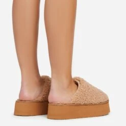 EGO Ivoris Closed Toe Flatform Slipper In Light Tan Faux Shearling -EGO Sales 06 01 23 fw41949 sq