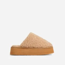 EGO Ivoris Closed Toe Flatform Slipper In Light Tan Faux Shearling -EGO Sales 30 11 22 fw40126 sq